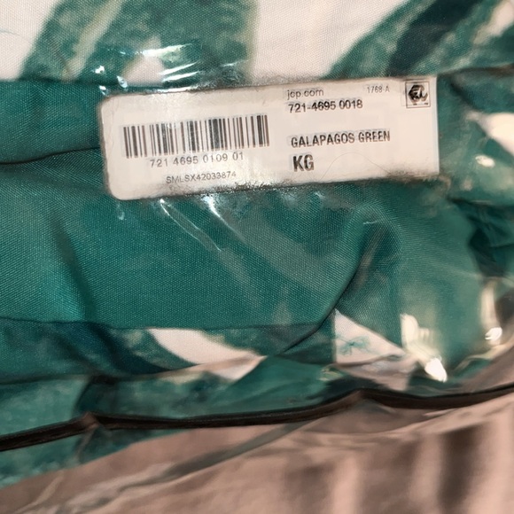 New.  King size reversible comforter set - Picture 3 of 6